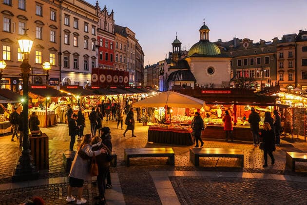 Christmas Market In Krakow, Poland Traditional Christmas market at the Main Square in Krakow, Poland. December 3rd, 2021 Krakow Poland  Copyright: xBeataxZawrzelx originalFilename:zawrzel-christma211203_np4wc.jpg