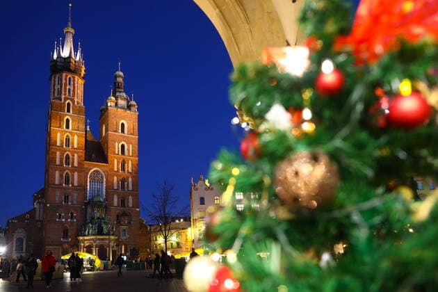 Christmas Market In Krakow, Poland A view on St. Mary s Basilica at the Main Square in Krakow, Poland. December 3rd, 2021 Krakow Poland  Copyright: xBeataxZawrzelx originalFilename:zawrzel-christma211203_npczn.jpg