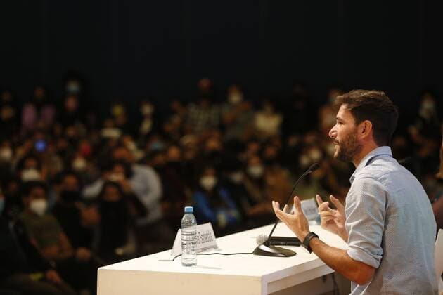 The doctor in particle physics and Spanish scientific popularizer, Javier Santaolalla, speaks with young people today during the 35th edition of the Guadalajara International Book Fair (FIL), in Guadalajara, Jalisco state, Mexico 3 December 2021. Science feeds on the diversity of thought and needs people with all kinds of ideas to generate new knowledge, said this Friday the Spanish scientist Javier Santaolalla in a talk with hundreds of young people at the Guadalajara International Book Fair (FIL). Science thrives on diversity, says scientist Javier Santaolalla !ACHTUNG: NUR REDAKTIONELLE NUTZUNG!  Copyright: xFranciscoxGuascox MEX9165 20211203-627b233d296dce6d34674fa89172bd9623f60774