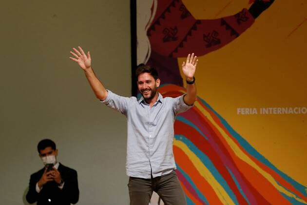 The doctor in particle physics and Spanish scientific communicator, Javier Santaolalla, greets during a meeting with young people today during the 35th edition of the Guadalajara International Book Fair (FIL), in Guadalajara, Jalisco state, Mexico 3 December 2021. Science feeds on the diversity of thought and needs people with all kinds of ideas to generate new knowledge, said this Friday the Spanish scientist Javier Santaolalla in a talk with hundreds of young people at the Guadalajara International Book Fair (FIL). Science thrives on diversity, says scientist Javier Santaolalla !ACHTUNG: NUR REDAKTIONELLE NUTZUNG!  Copyright: xFranciscoxGuascox MEX9162 20211203-cd848b5adf9c9b236cbae06c1b9d5086b8f2a3a1