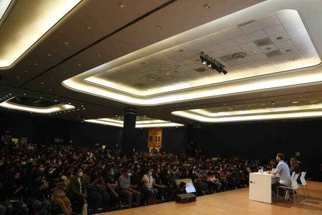 The doctor in particle physics and Spanish scientific popularizer, Javier Santaolalla, speaks with young people today during the 35th edition of the Guadalajara International Book Fair (FIL), in Guadalajara, Jalisco state, Mexico 3 December 2021. Science feeds on the diversity of thought and needs people with all kinds of ideas to generate new knowledge, said this Friday the Spanish scientist Javier Santaolalla in a talk with hundreds of young people at the Guadalajara International Book Fair (FIL). Science thrives on diversity, says scientist Javier Santaolalla !ACHTUNG: NUR REDAKTIONELLE NUTZUNG!  Copyright: xFranciscoxGuascox MEX9174 20211203-9522d4301721c0ce1fd6534b7986ebdd63aa4275