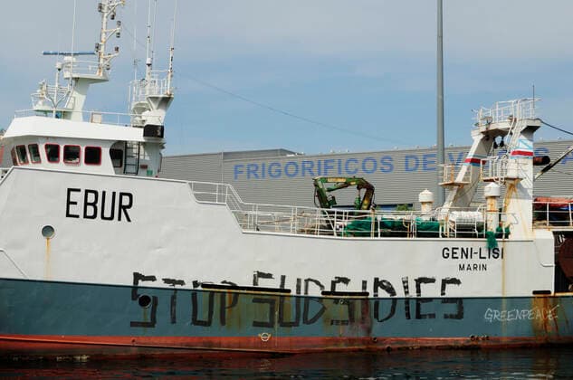 IMAGO Creative, Unsere Erde, Umweltverträgliche Herausforderungen des 21. Jahrhunderts, Überfischung Fishing ships tied to the docks with an environmental graffiti on the hull. Vigo, Galicia, Spain Vigo Port Pontevedra Spain Copyright: xMarcosxVeigax MVB-280512-17