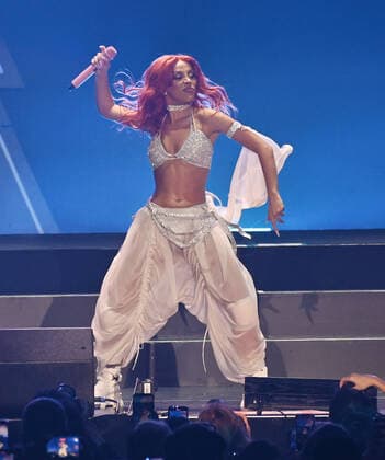 Entertainment Bilder des Tages December 3, 2021, Inglewood, CA, USA: INGLEWOOD, CALIFORNIA - DECEMBER 03: Doja Cat performs onstage during 102.7 KIIS FM s Jingle Ball 2021 Presented By Capital One at The Forum on December 03, 2021 in Inglewood, California. Inglewood USA - ZUMAs181 20211203_zea_s181_095 Copyright: xImagespacex