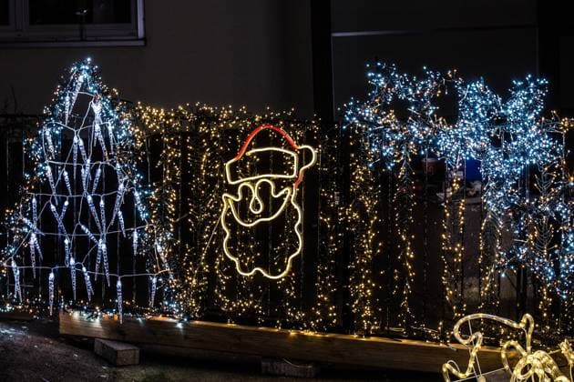 Weihnachtshaus Heidenheim, 28.11.2021, Baden-Württemberg, Heidenheim an der Brenz: Bunt blinken die Lichter an einem weihnachtlich geschmückten Haus. Rund 75.000 Leuchtdioden bringen das Haus zum Leuchten und sorgen für Adventsstimmung. Heidenheim an der Brenz Baden-Württemberg Deutschland Heidenheim an der Brenz *** Christmas House Heidenheim, 28 11 2021, Baden Württemberg, Heidenheim an der Brenz Colourful flashing lights on a house decorated for Christmas Around 75,000 light-emitting diodes make the house glow and create an Advent atmosphere Heidenheim an der Brenz Baden Württemberg Germany Heidenheim an der Brenz Copyright: x xonw-imagesx xMarkusxBrandhuberx