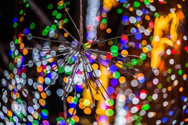 Weihnachtshaus Heidenheim, 28.11.2021, Baden-Württemberg, Heidenheim an der Brenz: Bunt blinken die Lichter an einem weihnachtlich geschmückten Haus. Rund 75.000 Leuchtdioden bringen das Haus zum Leuchten und sorgen für Adventsstimmung. Heidenheim an der Brenz Baden-Württemberg Deutschland Heidenheim an der Brenz *** Christmas House Heidenheim, 28 11 2021, Baden Württemberg, Heidenheim an der Brenz Colourful flashing lights on a house decorated for Christmas Around 75,000 light-emitting diodes make the house glow and create an Advent atmosphere Heidenheim an der Brenz Baden Württemberg Germany Heidenheim an der Brenz Copyright: x xonw-imagesx xMarkusxBrandhuberx