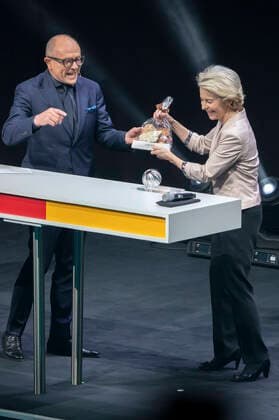 Stefan Schulze Hausmann and Ursula von der Leyen at the presentation of the 14 German Sustainability Award 2021 at the Maritim Hotel Düsseldorf, 03 12 2021 Foto:xR.xSchmiegeltx xFuturexImage