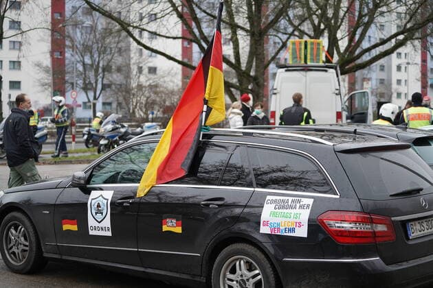 Date 04 12 21 Time 12 30 Place Berlin In Friedrichsfelde east started on Saturday a motorcade of the opponents of the Corona measures, he was accompanied by a high police contingent Berlin motorcade of Corona measures opponents xFinn Beckerx