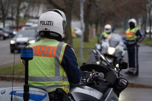 Date 04 12 21 Time 12 30 Place Berlin In Friedrichsfelde east started on Saturday a motorcade of the opponents of the Corona measures, he was accompanied by a high police contingent Berlin motorcade of Corona measures opponents xFinn Beckerx