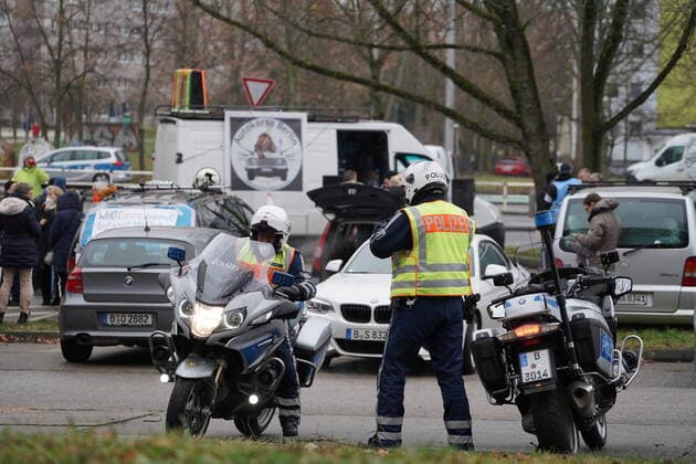 Date 04 12 21 Time 12 30 Place Berlin In Friedrichsfelde east started on Saturday a motorcade of the opponents of the Corona measures, he was accompanied by a high police contingent Berlin motorcade of Corona measures opponents xFinn Beckerx