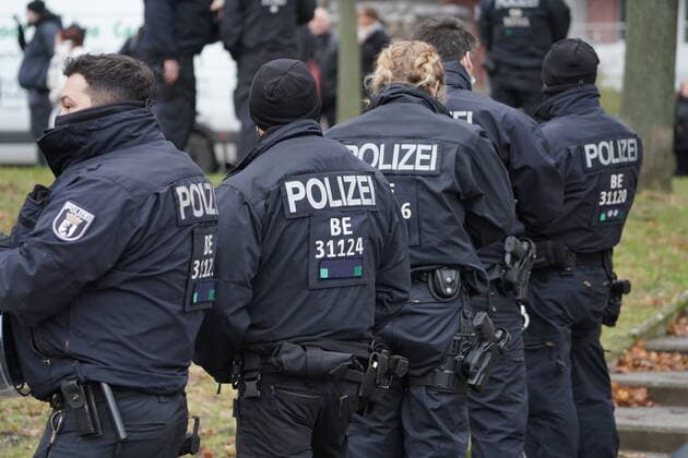 Date 04 12 21 Time 12 30 Place Berlin In Friedrichsfelde east started on Saturday a motorcade of the opponents of the Corona measures, he was accompanied by a high police contingent Berlin motorcade of Corona measures opponents xFinn Beckerx