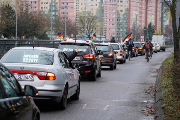 Date 04 12 21 Time 12 30 Place Berlin In Friedrichsfelde east started on Saturday a motorcade of the opponents of the Corona measures, he was accompanied by a high police contingent Berlin motorcade of Corona measures opponents xFinn Beckerx