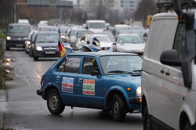 Date 04 12 21 Time 12 30 Place Berlin In Friedrichsfelde east started on Saturday a motorcade of the opponents of the Corona measures, he was accompanied by a high police contingent Berlin motorcade of Corona measures opponents xFinn Beckerx