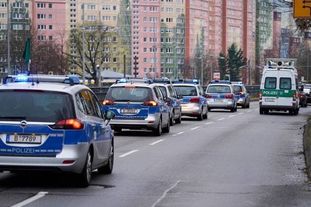 Date 04 12 21 Time 12 30 Place Berlin In Friedrichsfelde east started on Saturday a motorcade of the opponents of the Corona measures, he was accompanied by a high police contingent Berlin motorcade of Corona measures opponents xFinn Beckerx