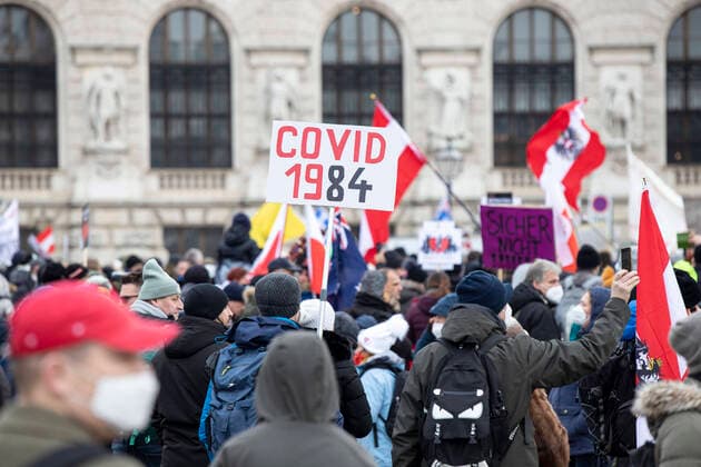Corona virus Vienna: Demonstration against corona Government measures Anti-Corona Demonstration in Wien: Tausende Menschen demonstrieren gegen die Regierungsmaßnahmen zur Eindämmung des Infektionsgeschehens. Im Bild: Demonstranten und Demonstrantinnen am Wiener Heldenplatz. 04.12.2021