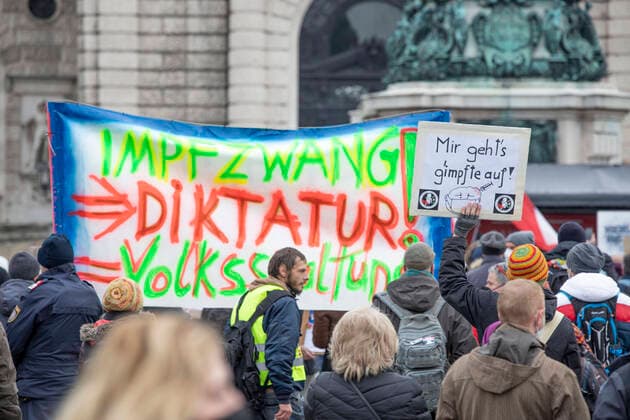 Corona virus Vienna: Demonstration against corona Government measures Anti-Corona Demonstration in Wien: Tausende Menschen demonstrieren gegen die Regierungsmaßnahmen zur Eindämmung des Infektionsgeschehens. Im Bild: Demonstranten und Demonstrantinnen am Wiener Heldenplatz. 04.12.2021
