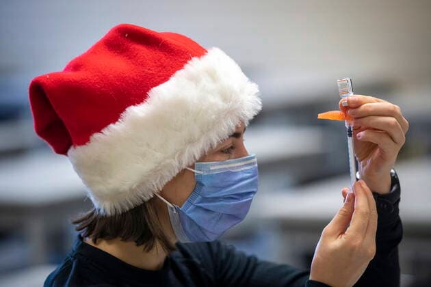 December 4, 2021, Kingston, Ontario, Canada: Medical student Morgyn McKerlie draws outs COVID-19 vaccine of a drive-thru COVID-19 vaccine clinic at St Lawrence College in Kingston, Ont., Saturday, Dec. 4, 2021. Kingston Canada  - ZUMAc35_ 20211204_zaf_c35_004 Copyright: xLarsxHagbergx