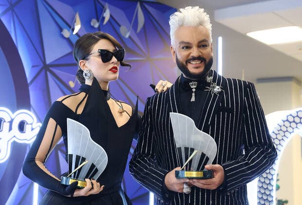 MOSCOW, RUSSIA - DECEMBER 4, 2021: Ukrainian songwriter and sound producer Victoria Kokhana (L) and singer Philipp Kirkorov, laureates of the Song of the Year 2021 prize, pose for a photograph during the Song of the Year 2021 concert at Megasport Arena. Artyom Geodakyan TASS  TS11AA72