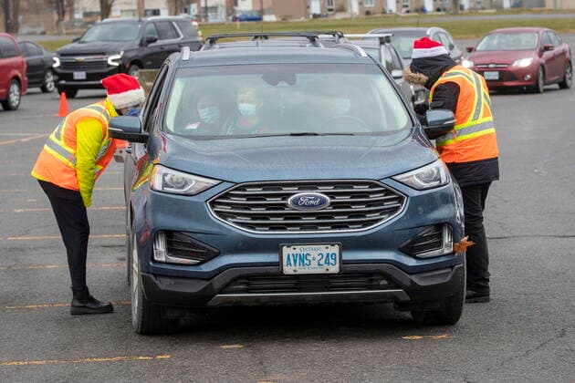 December 4, 2021, Kingston, Ontario, Canada: Clinic volunteers speak with parents during a drive-thru COVID-19 vaccine clinic at St Lawrence College in Kingston, Ont., Saturday, Dec. 4, 2021. Kingston Canada  - ZUMAc35_ 20211204_zaf_c35_013 Copyright: xLarsxHagbergx
