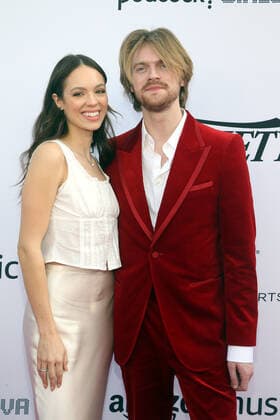 LOS ANGELES, CA - DECEMBER 4: Claudia Sulewski and Finneas O Connell at Variety 2021 Music Hitmakers Brunch Presented By Peacock Girls5Eva at City Market Social in Los Angeles, California on December 4, 2021. Copyright: xFayexSadoux