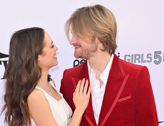 December 4, 2021, Los Angeles, CA, USA: LOS ANGELES, CALIFORNIA - DECEMBER 04: Claudia Sulewski, FINNEAS, Finneas O Connell attend the Variety 2021 Music Hitmakers Brunch Presented By Peacock and GIRLS5EVA at City Market Social House on December 04, 2021 in Los Angeles, California. Los Angeles USA - ZUMAs181 20211204_zea_s181_101 Copyright: xImagespacex