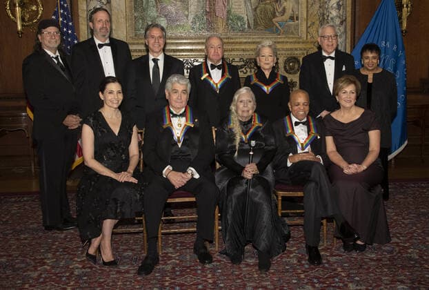 Bilder des Jahres 2021, Entertainment 12 Dezember Entertainment Themen der Woche KW48 Entertainment Bilder des Tages The recipients of the 44th Annual Kennedy Center Honors pose for a group photo following the Medallion Ceremony at the Library of Congress in Washington, D.C. on Saturday, December 4, 2021. From left to right back row: producer Glenn Weiss, producer Ricky Kirshner, United States Secretary of State Antony Blinken, Saturday Night Live creator Lorne Michaels, legendary stage and screen icon Bette Midler, David M. Rubenstein, chairman of the Kennedy Center for the Performing Arts, and Carla Hayden, the 14th Librarian of Congress. Front row, left to right: Evan Ryan, wife of Secretary Blinken, operatic bass-baritone Justino Diaz, singer-songwriter Joni Mitchell, Motown founder, songwriter, producer and director Berry Gordy, and Deborah F. Ru  WAX20211204234 RonxSachs