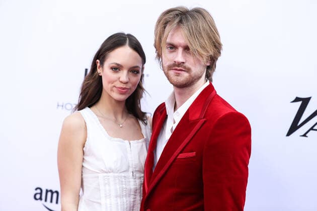 Variety 2021 Music Hitmakers Brunch Actress Claudia Sulewski and boyfriend singer Finneas O Connell arrive at the Variety 2021 Music Hitmakers Brunch presented by Peacock and Girls5eva and sponsored by IHG Hotels and Resorts held at the City Market Social House on December 4, 2021 in Los Angeles, California, United States. Los Angeles California United States  Copyright: xImagexPressxAgencyx originalFilename:collin-variety2211205_np8Kz.jpg