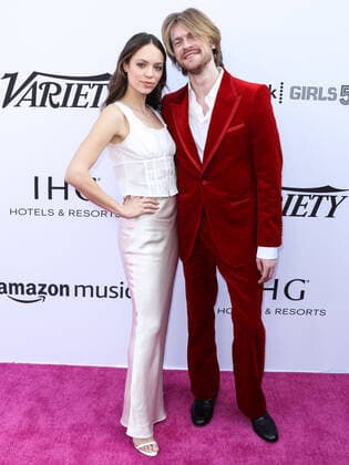 Variety 2021 Music Hitmakers Brunch Actress Claudia Sulewski and boyfriend singer Finneas O Connell arrive at the Variety 2021 Music Hitmakers Brunch presented by Peacock and Girls5eva and sponsored by IHG Hotels and Resorts held at the City Market Social House on December 4, 2021 in Los Angeles, California, United States. Los Angeles California United States  Copyright: xImagexPressxAgencyx originalFilename:collin-variety2211205_npQyg.jpg
