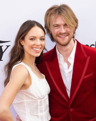 04 December 2021 - Los Angeles, California - Claudia Sulewski and Finneas. 2021 Variety Hitmakers Brunch Presented by Peacock Girls5eva Los Angeles USA - ZUMAa123 20211204_zaa_a123_097 Copyright: xBillyxBennightx
