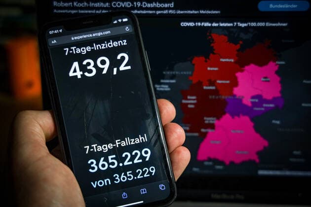 Coronavirus in Germany Covid 19 Dashboard of the Robert Koch Institute 05 12 2021 Robert Koch Institute 7 days Incidence 439.2 7 days Number of cases 365 229 COVID 19 cases 6 158 125 Addition of 42 044 compared to the previous day COVID 19 deaths 103 040 Addition of 94 compared to the previous day