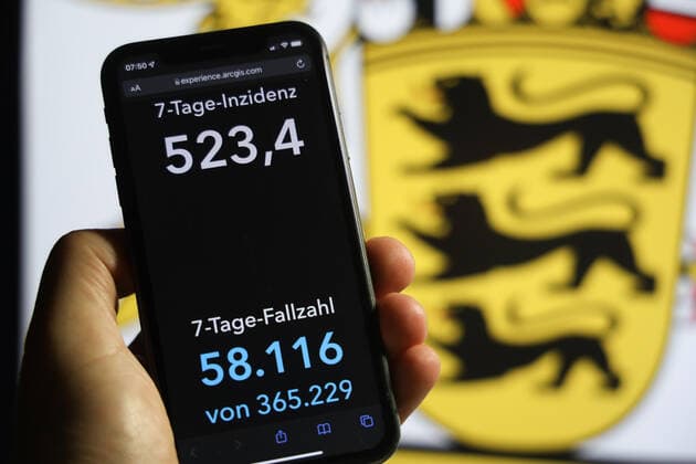 Coronavirus in Germany Covid 19 Dashboard of the Robert Koch Institute DEU, Germany, Baden Württemberg 05 12 2021 The 7-day incidence for the state Cases last 7 days 100 000 PE is displayed on an iPhone, with the state coat of arms in the background.