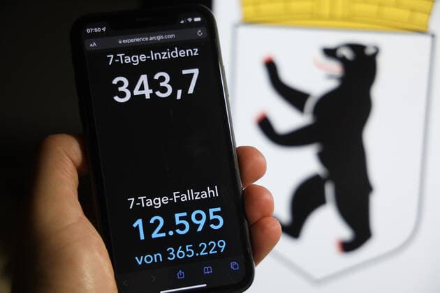 Coronavirus in Germany Covid 19 Dashboard of the Robert Koch Institute DEU, Germany, Berlin 05 12 2021 The 7-day incidence for the state Cases last 7 days 100 000 PE is displayed on an iPhone, with the state coat of arms in the background.