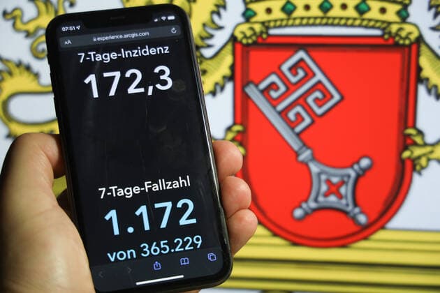 Coronavirus in Germany Covid 19 Dashboard of the Robert Koch Institute DEU, Germany, Bremen 05 12 2021 The 7-day incidence for the state Cases last 7 days 100 000 p.e. is displayed on an iPhone, with the state coat of arms in the background.