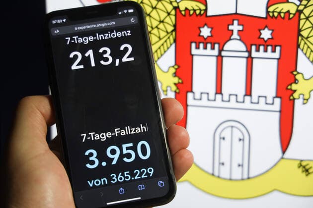 Coronavirus in Germany Covid 19 Dashboard of the Robert Koch Institute DEU, Germany, Hamburg 05 12 2021 The 7-day incidence for the state Cases last 7 days 100 000 p.e. is displayed on an iPhone, with the state coat of arms in the background.