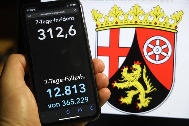 Coronavirus in Germany Covid 19 Dashboard of the Robert Koch Institute DEU, Germany, Rhineland-Palatinate 05 12 2021 The 7-day incidence for the state Cases last 7 days 100 000 p.e. is displayed on an iPhone, with the state coat of arms in the background.