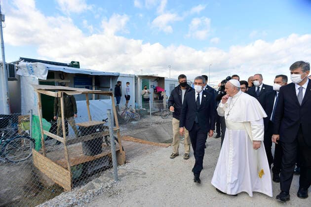 Bilder des Jahres 2021, News 12 Dezember News Themen der Woche KW48 December 5, 2021, LESBOS: Pope Francis at the Reception and Identification Centre (RIC) in Mytilene on the island of Lesbos, Greece 05 December 2021. Pope Francis returns to the island of Lesbos, the migration flashpoint he first visited in 2016, to plead for better treatment of refugees as attitudes towards immigrants harden across Europe..ANSA VATICAN MEDIA.+++ ANSA PROVIDES ACCESS TO THIS HANDOUT PHOTO TO BE USED SOLELY TO ILLUSTRATE NEWS REPORTING OR COMMENTARY ON THE FACTS OR EVENTS DEPICTED IN THIS IMAGE; NO ARCHIVING; NO LICENSING LESBOS - ZUMAa110 20211205_zaf_a110_012 Copyright: xVaticanxMediax