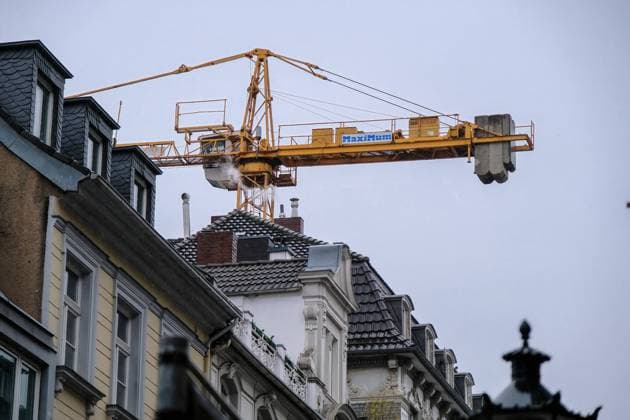Düsseldorf 05.12.2021 Kran Baukran Baustelle Bauboom Wohnungen Wohnungsnot Mieten Mietpreis sozialer Wohnungsbau Immobilien Turmkran Wohnraummangel Wohnungsmangel Wohnung Altbau Neubau Düsseldorf Nordrhein-Westfalen Deutschland *** Düsseldorf 05 12 2021 crane construction crane construction site construction boom apartments housing shortage rent rent price social housing real estate tower crane housing shortage housing shortage apartment old building new building Düsseldorf North Rhine Westphalia Germany