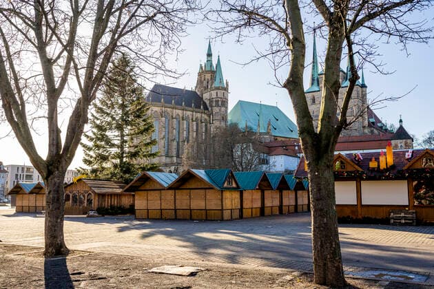 CLOSED CHRISTMAS MARKET AT ERFURTER DOMPLATZ 05 12 2021 Erfurt The Christmas stalls at Erfurts Domplatz will be closed on 2 Advent, 5 December 2021.