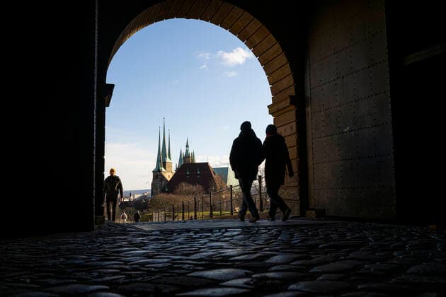 VIEW FROM THE CITADEL PETERSBERG TO THE DOME OF ERFURT 05 12 2021 Erfurt View through the gate of the Citadel Petersberg to the Erfurt Cathedral on 5 December 2021