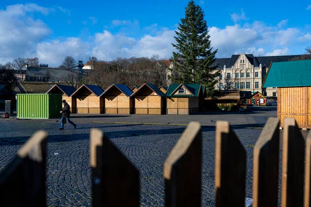 Bilder des Jahres 2021, News 12 Dezember News Themen der Woche KW48 News Bilder des Tages GESCHLOSSENER WEIHNACHTSMARKT AUF DEM ERFURTER DOMPLATZ 05 12 2021 - Erfurt: Die Weihnachtsbuden auf dem Erfurter Domplatz sind am 2. Advent, 5. Dezember 2021, geschlossen. _________________ *** CLOSED CHRISTMAS MARKET AT ERFURTER DOMPLATZ 05 12 2021 Erfurt The Christmas stalls at Erfurts Domplatz will be closed on 2 Advent, 5 December 2021.