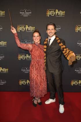 Bilder des Jahres 2021, Entertainment 12 Dezember Entertainment Themen der Woche KW48 Entertainment Bilder des Tages Alexander Klaws und seine Ehefrau Nadja Scheiwiller bei der Harry Potter und das verwunschene Kind Musical Premiere am 5.12.2021 in Hamburg Harry Potter Musical Premiere in Hamburg *** Alexander Klaws and his wife Nadja Scheiwiller at the Harry Potter and the Enchanted Child Musical Premiere on 5 12 2021 in Hamburg Harry Potter Musical Premiere in Hamburg 