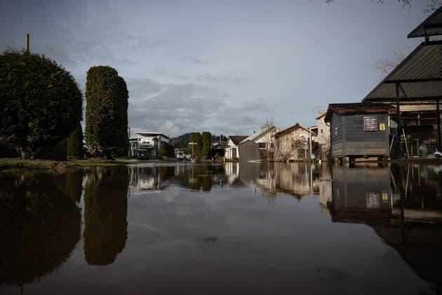 News Bilder des Tages December 5, 2021, MISSION, BC, CANADA: Floodwaters cover a road after water began to recede at Everglades Resort on Hatzic Lake near Mission, B.C., on Sunday, December 5, 2021. MISSION CANADA  - ZUMAc35_ 20211205_zaf_c35_122 Copyright: xDarrylxDyckx