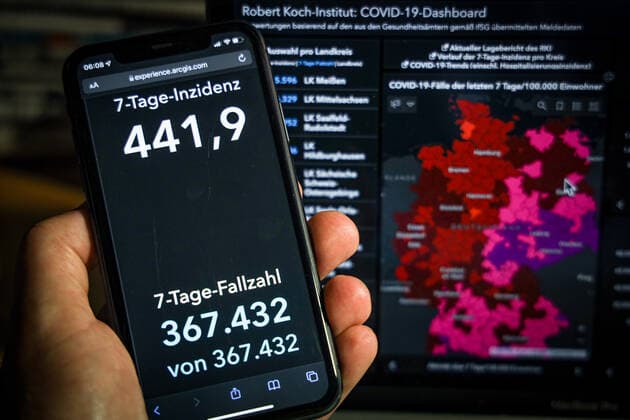 Coronavirus in Germany Covid 19 Dashboard of the Robert Koch Institute 05 12 2021 Robert Koch Institute 7 days Incidence 441.9 7 days Number of cases 367 432 COVID 19 cases 6 185 961 Addition of 27 836 compared to the previous day COVID 19 deaths 103 121 Addition of 81 compared to the previous day