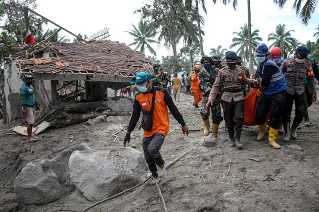 News Themen der Woche KW49 News Bilder des Tages (211206) -- LUMAJANG, Dec. 6, 2021 -- Search And Rescue (SAR) teams bring body pack of victims during a search operation after Mount Semeru Eruption at Sumber Wuluh village in Lumajang, East Java, Indonesia, Dec. 6, 2021. At least 14 people were killed and nine villagers remained missing after Mount Semeru in Lumajang district of Indonesia s East Java province erupted on Saturday, the National Disaster Management and Mitigation Agency s acting spokesman Abdul Muhari said on Sunday. (Photo by Xinhua) INDONESIA-LUMAJANG-MOUNT SEMERU-VOLCANIC ERUPTION-AFTERMATH Kurniawan 
