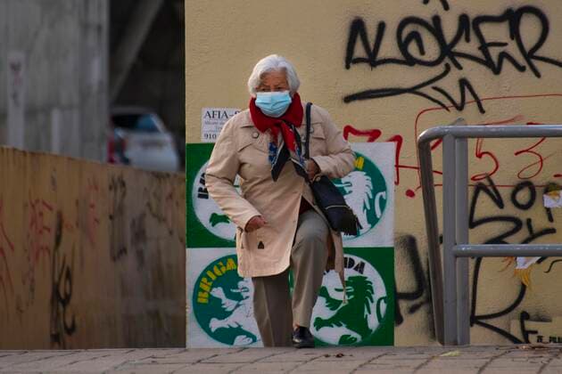 Daily Life In Lisbon Amid COVID-19 Pandemic A woman wearing a protective mask walks near Moscavide train station, Lisbon. 04 December 2021. There are more than 34 confirmed cases of the Omicron variant in Portugal. The information was released by the health authorities, in the follow-up report of the red lines of the covid-19 pandemic in the country. Lisbon Portugal  Copyright: xJorgexMantillax originalFilename:mantilla-notitle211204_np2ua.jpg