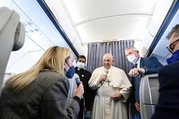 News Themen der Woche KW49 News Bilder des Tages Greece,Athens, 2021 12 06. Pope Francis during the press conference with journalists aboard the airplane that brings him back to Rome from Greece. Photograph by Vatican Media Catholic Press Photo RESTRICTED TO EDITORIAL USE - NO MARKETING - NO ADVERTISING CAMPAIGNS.  Copyright: xVATICANxMEDIAx xIPAx xVaticanxMediax