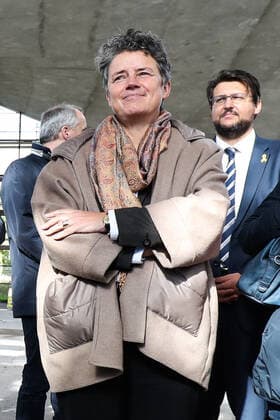 Landesinfrastrukturministerin Dr. Lydia Hüskens - Richtfest der Hyparschale im Stadtpark Magdeburg. Wenn 2023 alles fertig ist, soll das Magdeburger Architekturjuwel als multifunktionaler Veranstaltungs- und Ausstellungsort wiederbelebt werden. Erbaut wurde die Hyparschale nach einem Entwurf von Ulrich Müther. Sein Markenzeichen waren kühne Dachkonstruktionen, die wohl jeder in der DDR kannte. Mehr als 70 Schalenbauten hat der Architekt entworfen. Die Hyparschale ist die größte von den rund fünfzig noch bestehenden Werken.