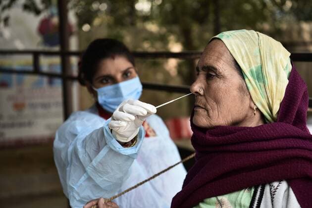 GURUGRAM, INDIA - DECEMBER 5: A health worker colelcts a swab sample for Covid-19 test, at UPHC, on December 5, 2021 in Gurugram, India. (Photo by Vipin Kumar Hindustan Times) Daily Life Amid Covid-19 pandemic In India