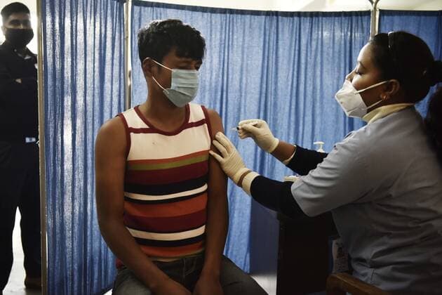 GURUGRAM, INDIA - DECEMBER 5: A person gets vaccinated against Covid-19, at UPHC, on December 5, 2021 in Gurugram, India. (Photo by Vipin Kumar Hindustan Times) Daily Life Amid Covid-19 pandemic In India