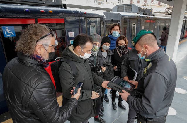 Naples, the police check people to verify that they have the Green pass. Controls are carried out at the circumvesuviana, at the boarding points for the islands and in the clubs, between commuters and tourists.  Copyright: xSalvatorexLaportax xIPAx xKontrolabx