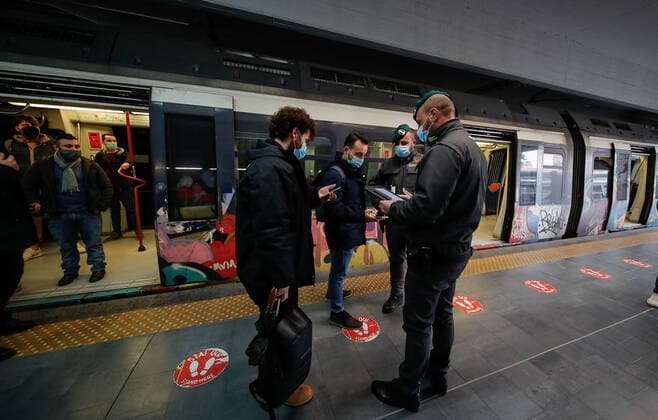 Naples, the police check people to verify that they have the Green pass. Controls are carried out at the circumvesuviana, at the boarding points for the islands and in the clubs, between commuters and tourists.  Copyright: xSalvatorexLaportax xIPAx xKontrolabx
